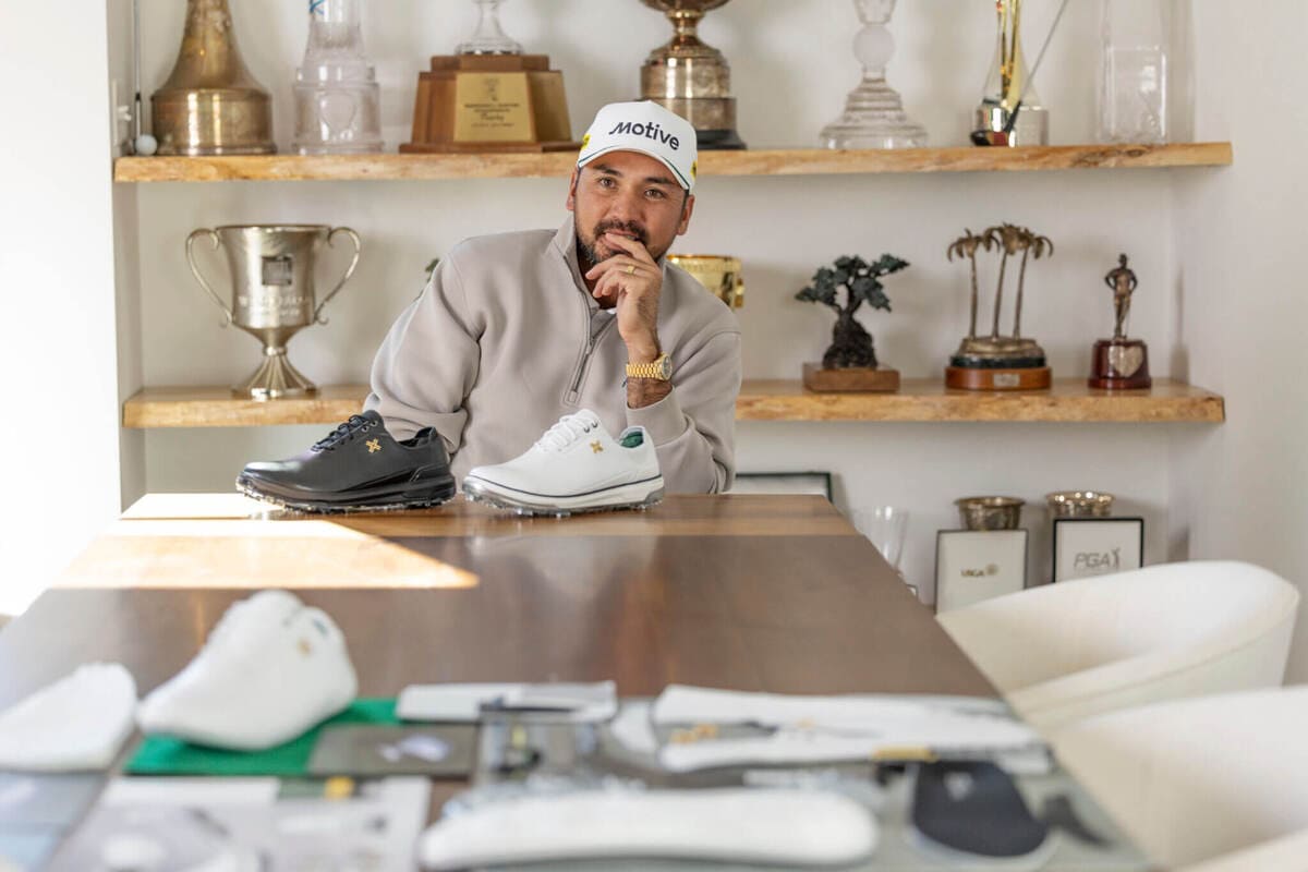 ジェイソン・デイがPAYNTR GOLFのゴルフシューズ開発サンプルをチェックするデザインレビュー風景