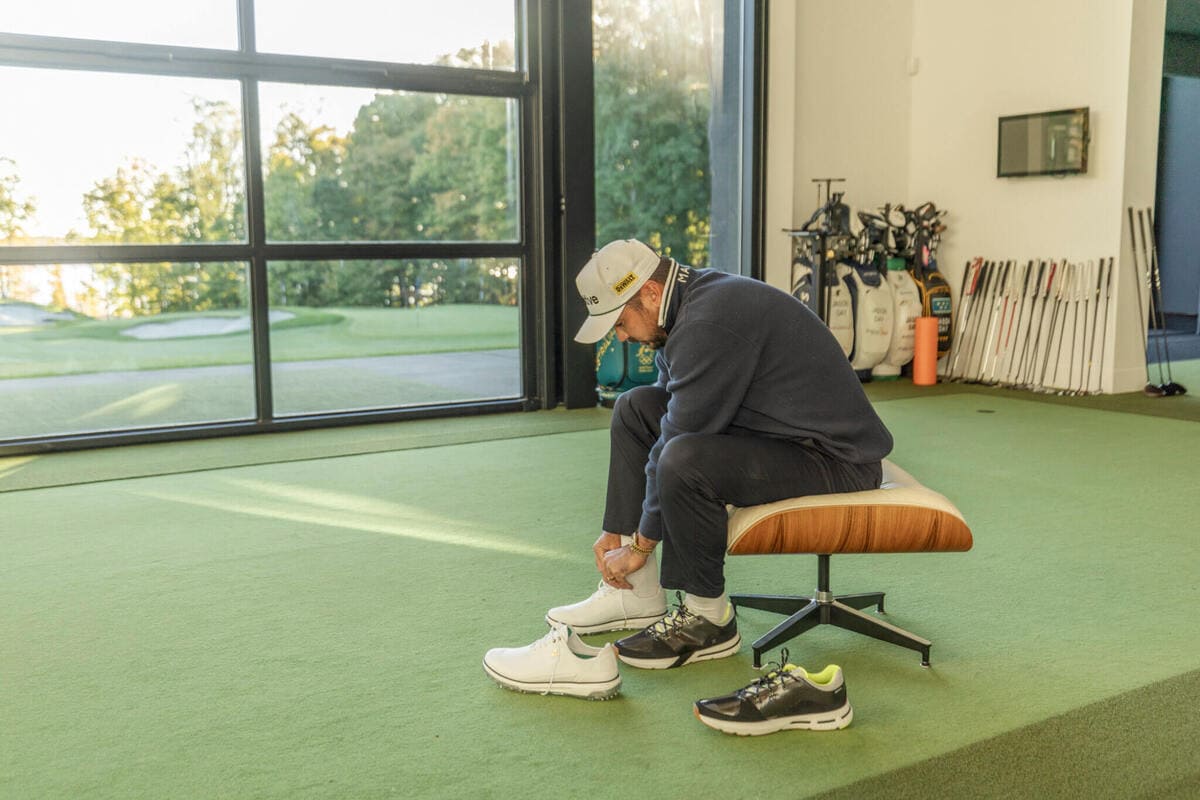 ジェイソン・デイが屋内施設でPAYNTR GOLFのゴルフシューズをテストしている様子