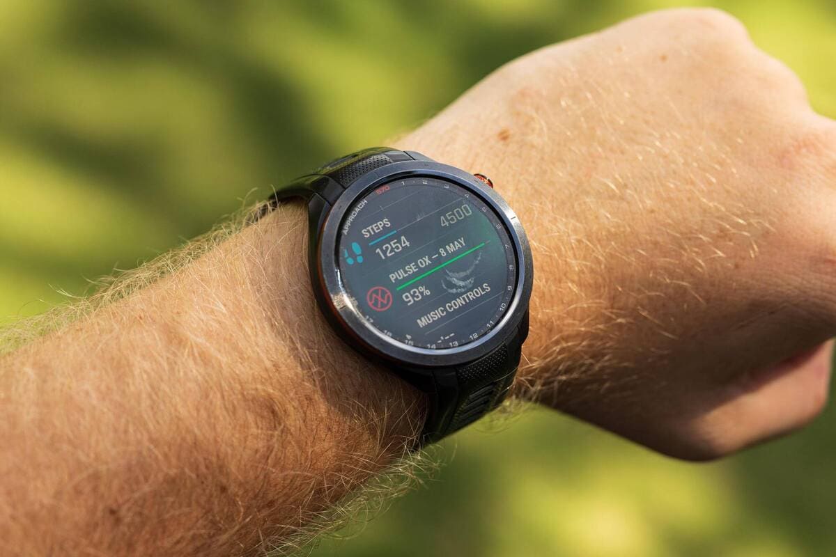 MyGolfSpy 2025年 Most Wanted GPSロゴを中心に、複数のGPSナビ端末が芝の上にレイアウトされた写真。ウォッチ型・携帯型端末がバランスよく配置されている。