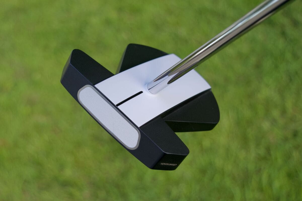 白と黒のコントラストが際立つオデッセイ S2S MAX Stripe パター。高慣性のマレット形状と太いアライメントラインが特徴のヘッドデザイン。