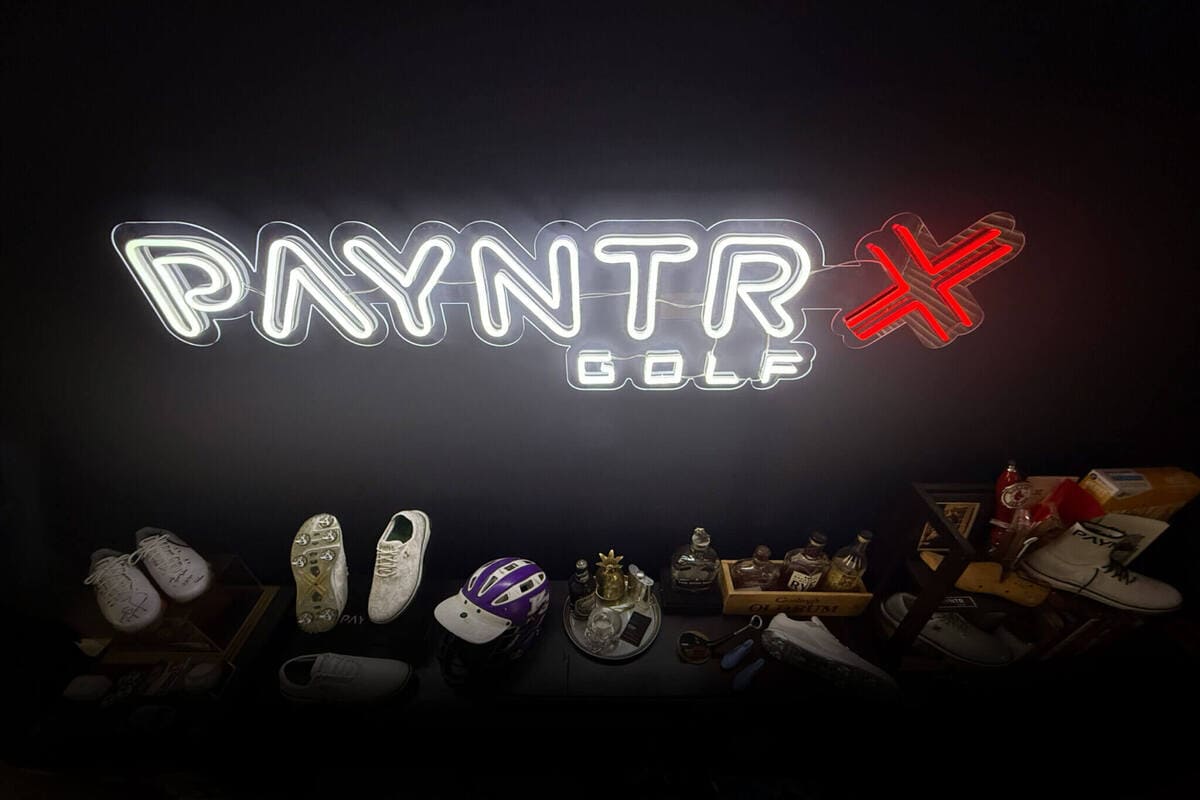 PAYNTR GOLFのデザインオフィス内でゴルフシューズ開発が行われている様子