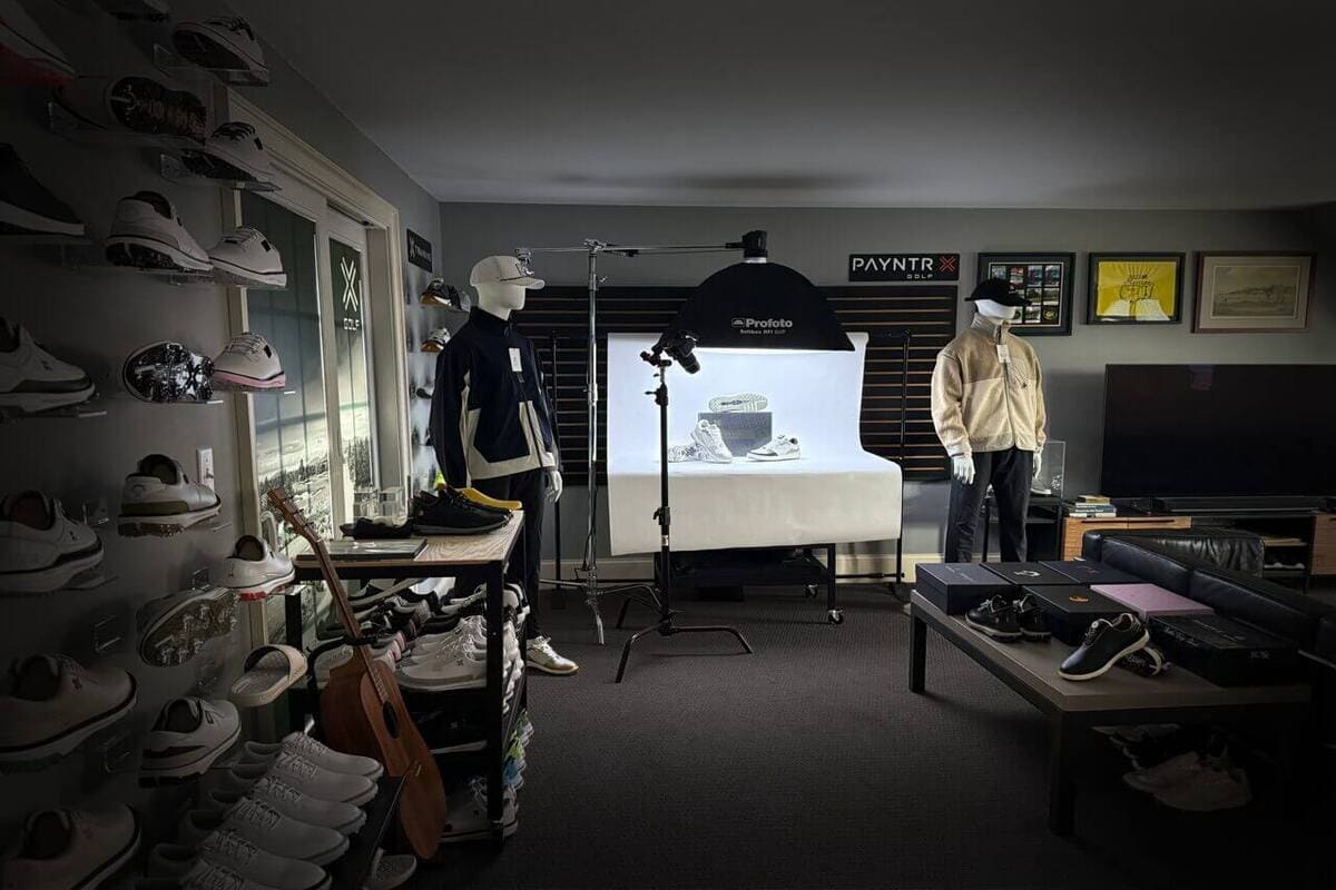 PAYNTR GOLFの社内スタジオでゴルフシューズ撮影が行われている様子