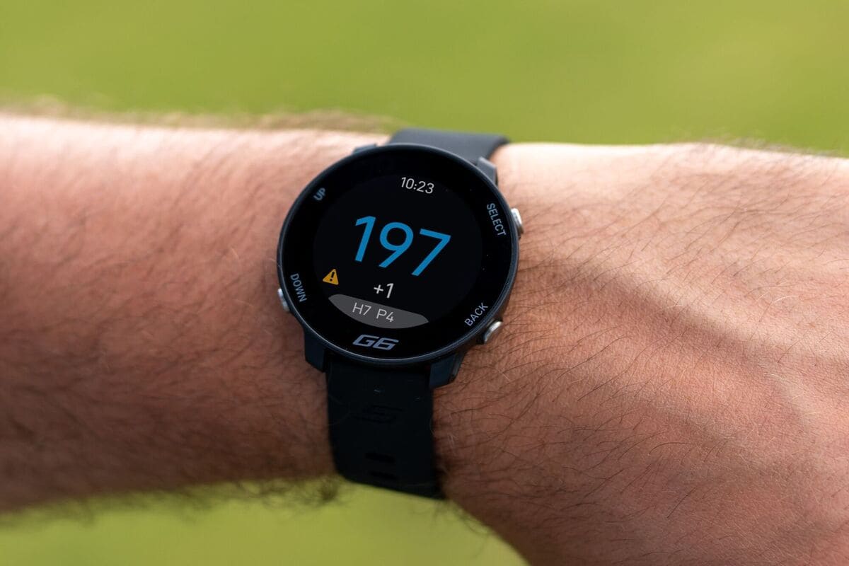 ブルーのバンドを装着した Shot Scope「G6」。残り距離とスコア情報を表示する画面。