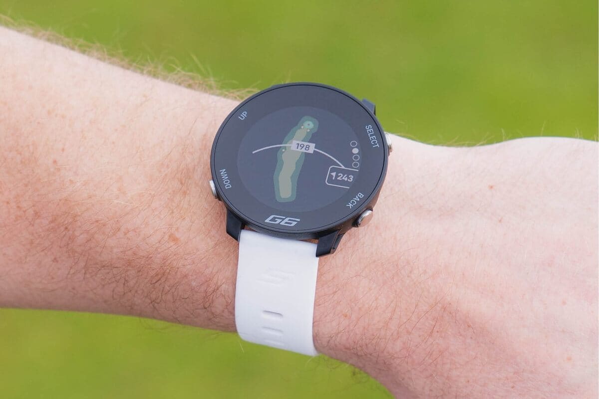 Shot Scope「G6」のブラックモデルが残り距離197を表示。視認性の高いGPSナビ画面。