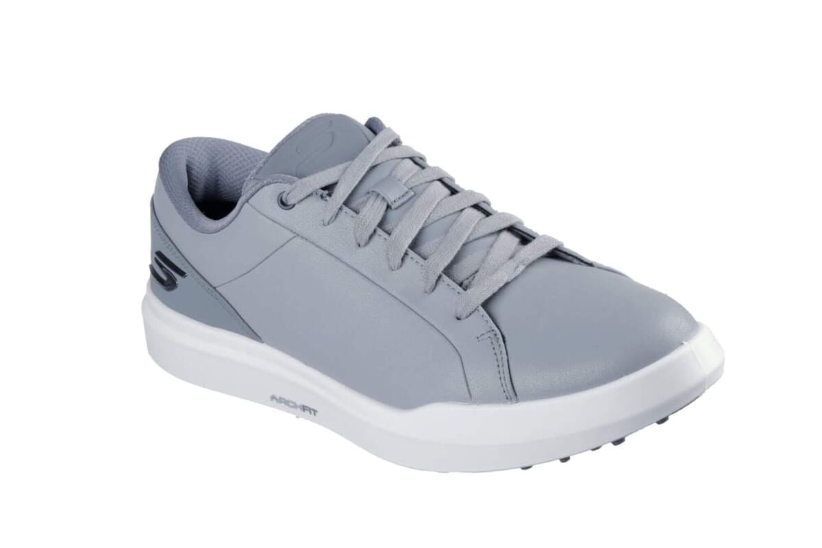 スケッチャーズのゴルフシューズ単体商品画像。軽量設計とシンプルなデザインが特徴