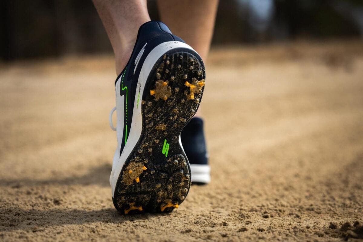 スパイクゴルフシューズのアウトソールとグリップ性能を検証する実使用シーン