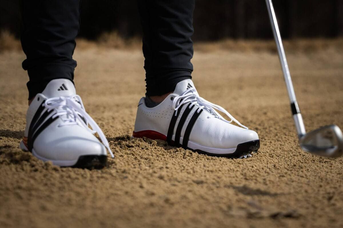 スイング時の安定性を確認するため砂地でスパイクゴルフシューズを着用したテストシーン
