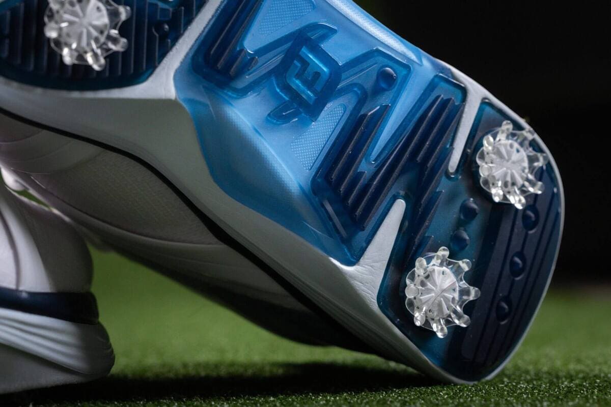 スパイク配置とアウトソール構造が分かるゴルフシューズ底面のクローズアップ写真