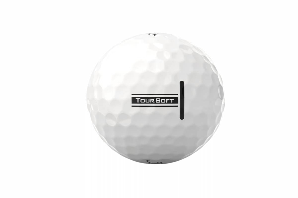 タイトリスト「Tour Soft」ゴルフボールを芝生上で使用する実打シーンのイメージ画像