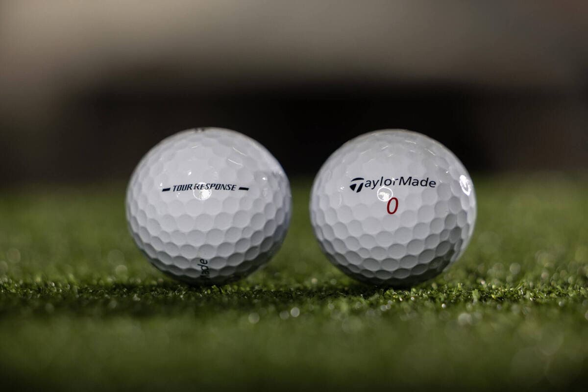 タイトリスト「Tour Soft」ゴルフボールのパッケージとボール外観。ソフトな打感と安定した飛距離性能が特徴のモデル。