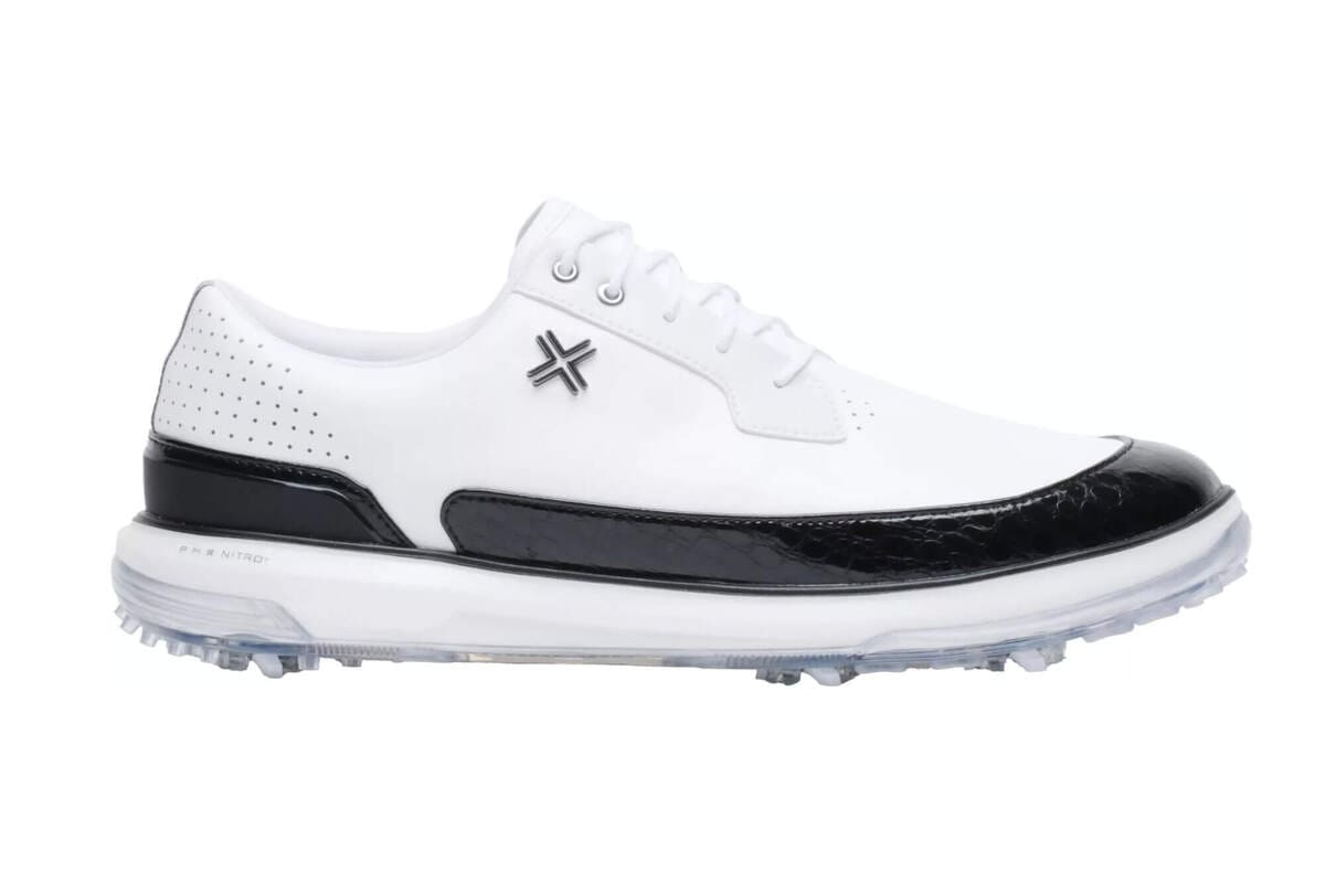 PAYNTR GOLFのクラシックデザインを採用したスパイクレスゴルフシューズの側面