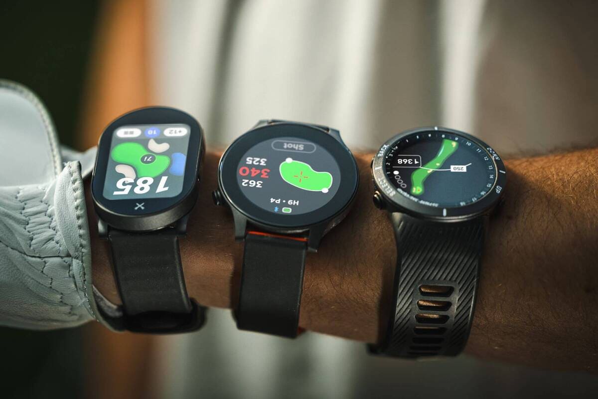 3つのGPSゴルフウォッチを腕に並べ、各画面で距離情報やコースレイアウトを表示している様子。モデル別の表示の違いがひと目でわかる比較写真。