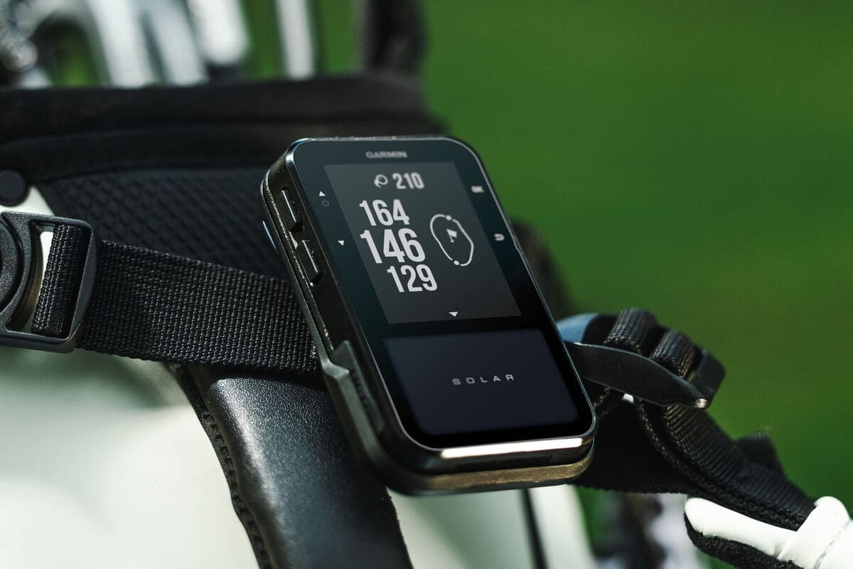 Garmin Approach G80 をゴルフバッグのストラップに固定し、距離表示画面を表示している様子。携帯しやすいGPS距離計としての使用イメージ。