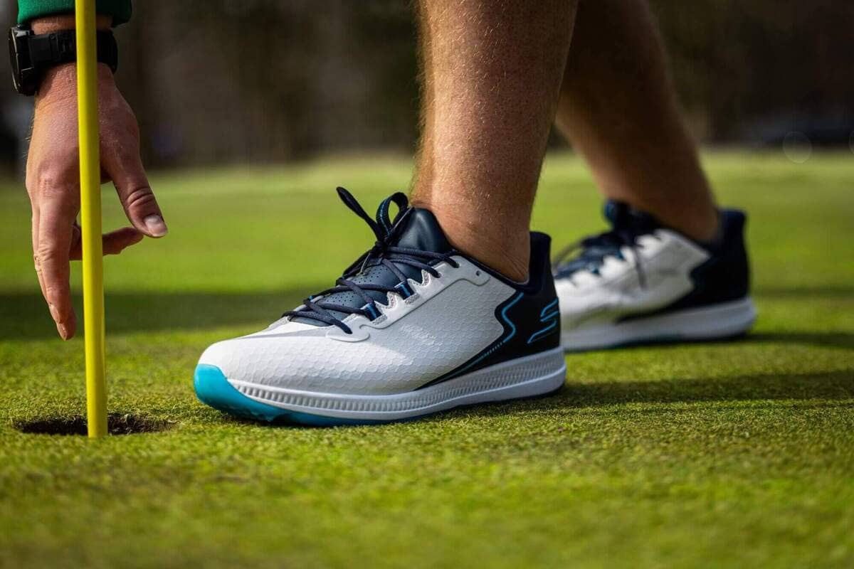 グリーン上でスケッチャーズのゴルフシューズを履いたシーン。歩行時の安定性と軽快さを表現