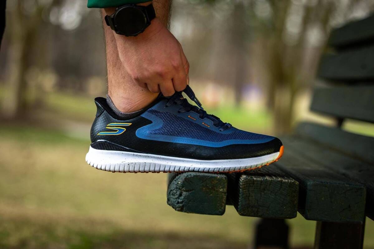 ベンチに座りスケッチャーズのゴルフシューズを履いた状態。デザインと快適性が分かるカット