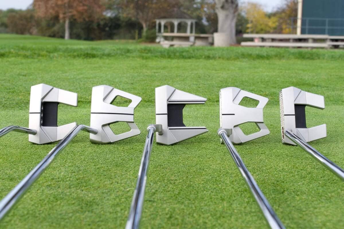 スコッティ・キャメロン「Phantom」2026年モデル各種を芝生の上に横一列で並べた全体比較画像