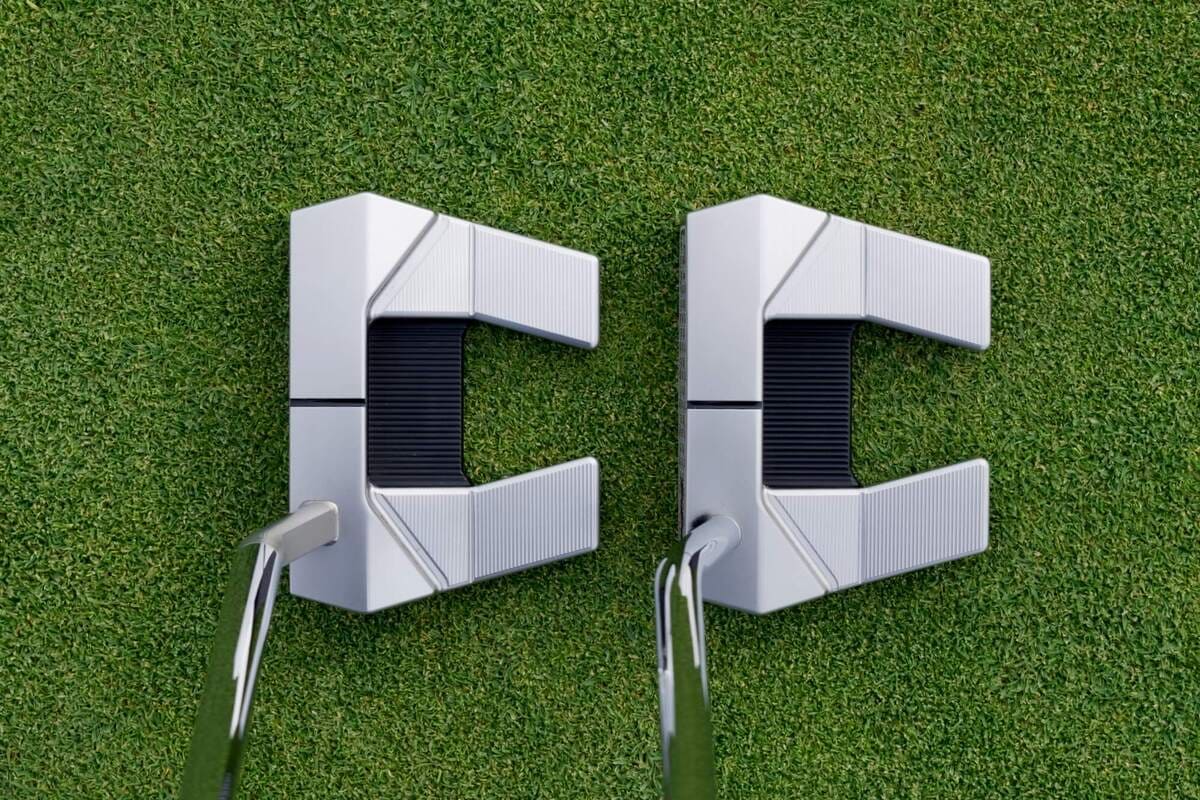 スコッティ・キャメロン「Phantom」2026年モデルを真上から撮影し、開口部とヘッド輪郭を比較できる画像