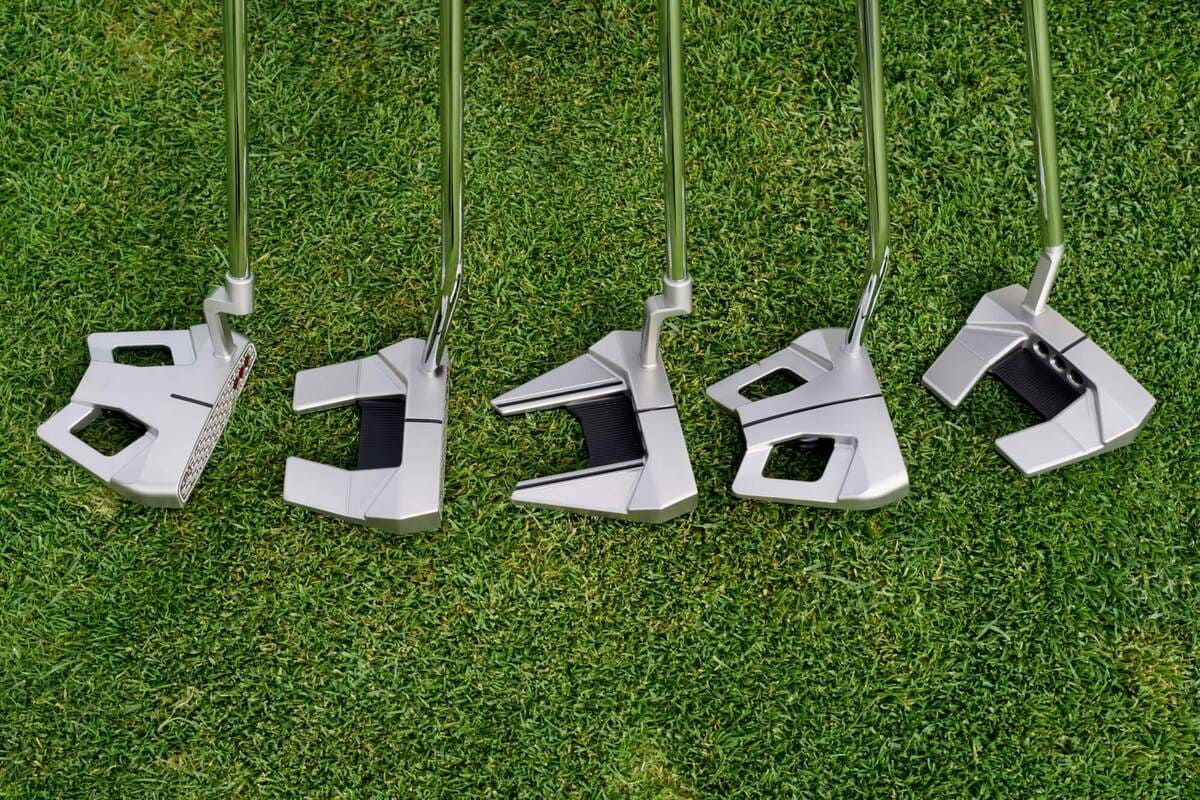 スコッティ・キャメロン「Phantom」2026年モデルをシャフト装着状態で並べ、ネック形状の違いが分かる画像