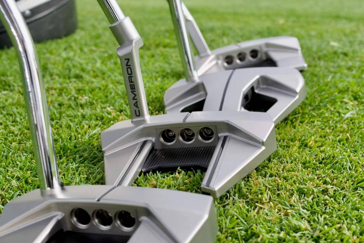 スコッティ・キャメロン「Phantom」2026年モデルをアドレス方向から撮影し、見た目の安定感を確認できる画像