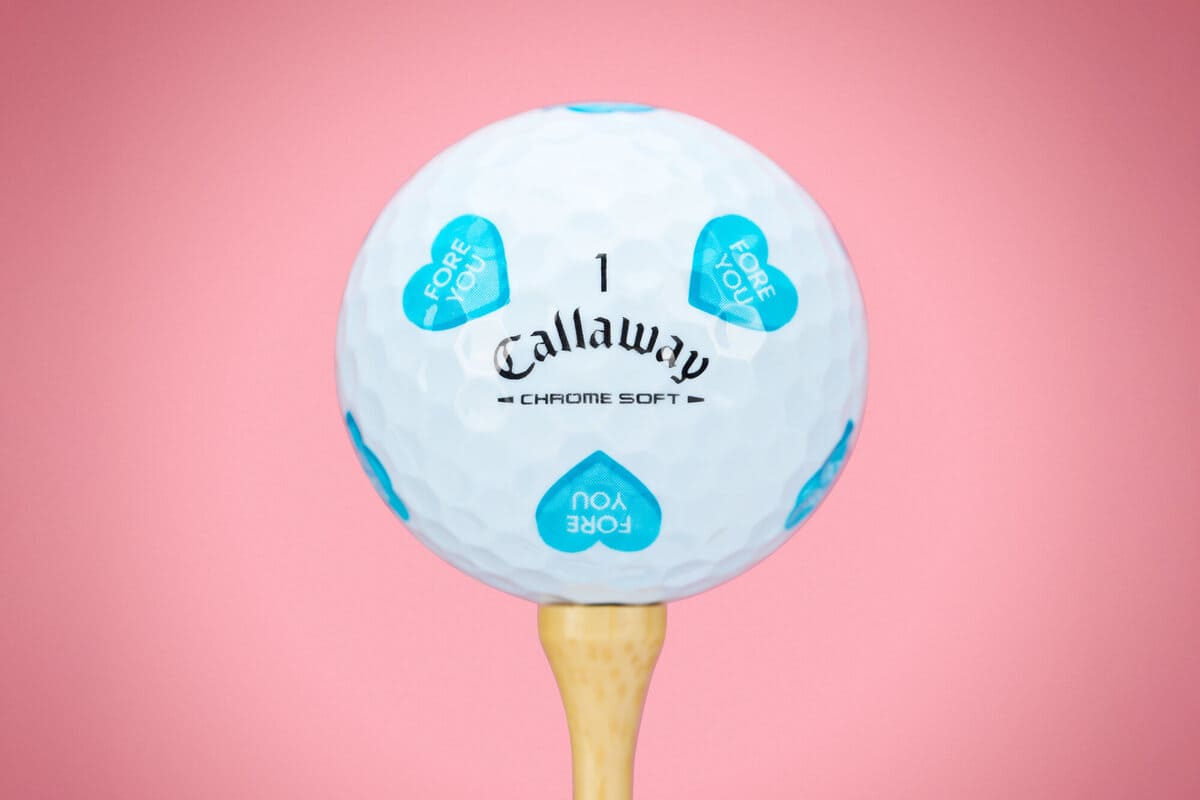 キャロウェイ「Chrome Soft Hearts」ゴルフボールのパッケージ外観。ハート型モチーフと複数デザインのボールが並ぶギフト仕様ボックス