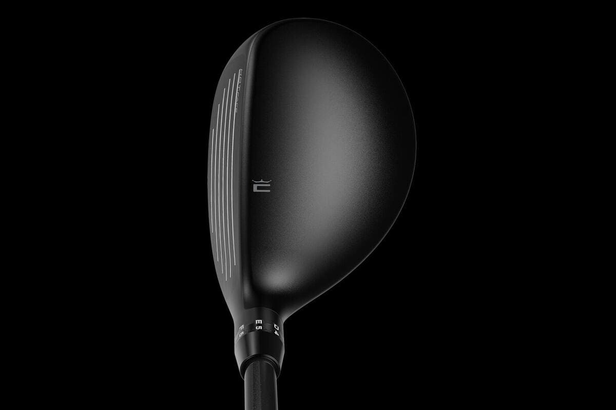 コブラゴルフ「OPTM」ハイブリッドをアドレス視点で捉えたヘッド形状。構えやすさとフェースラインの見え方が分かる