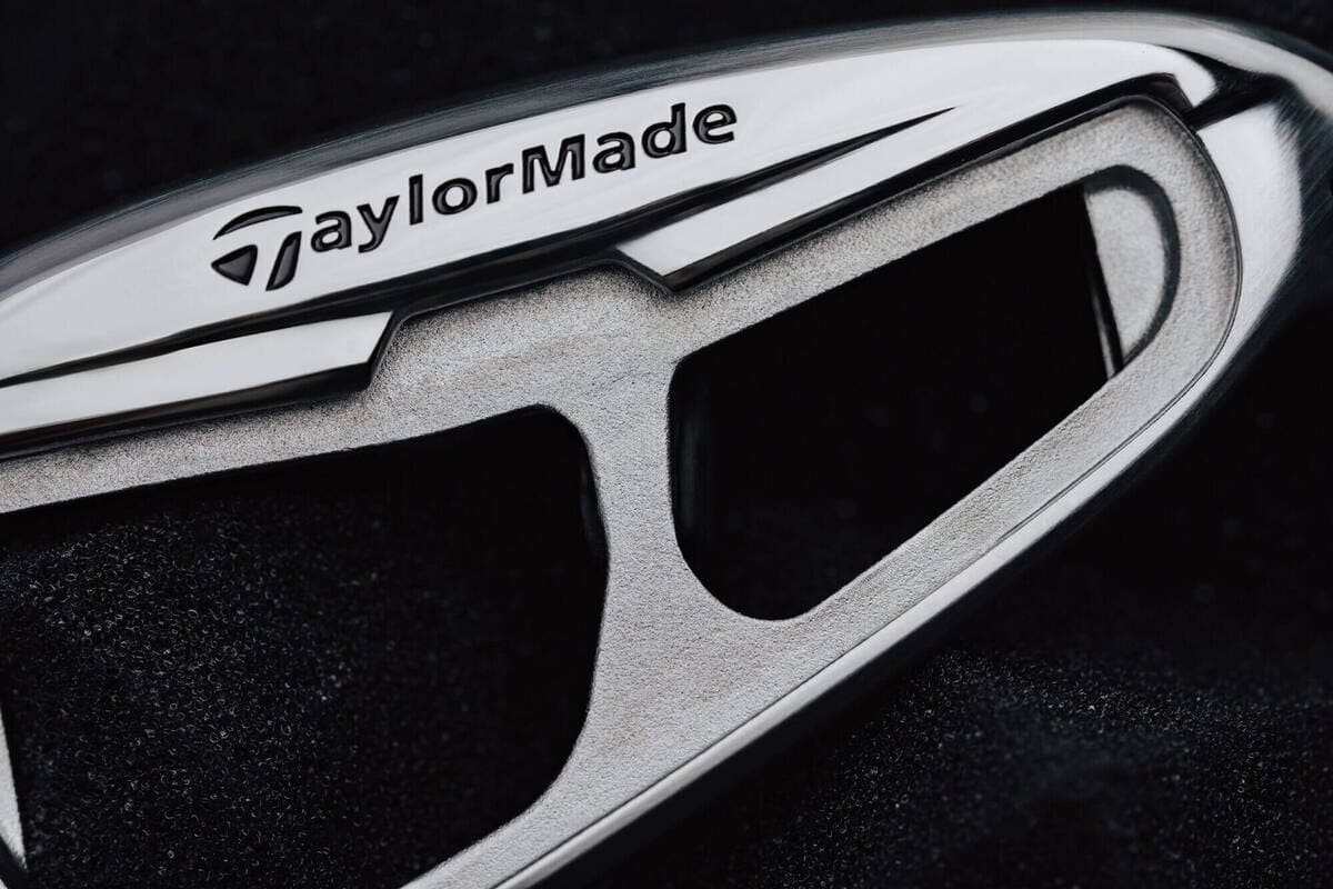 テーラーメイド「Qi Max」アイアンのバックフェースを拡大した写真。中空構造と内部設計のディテールが確認できる