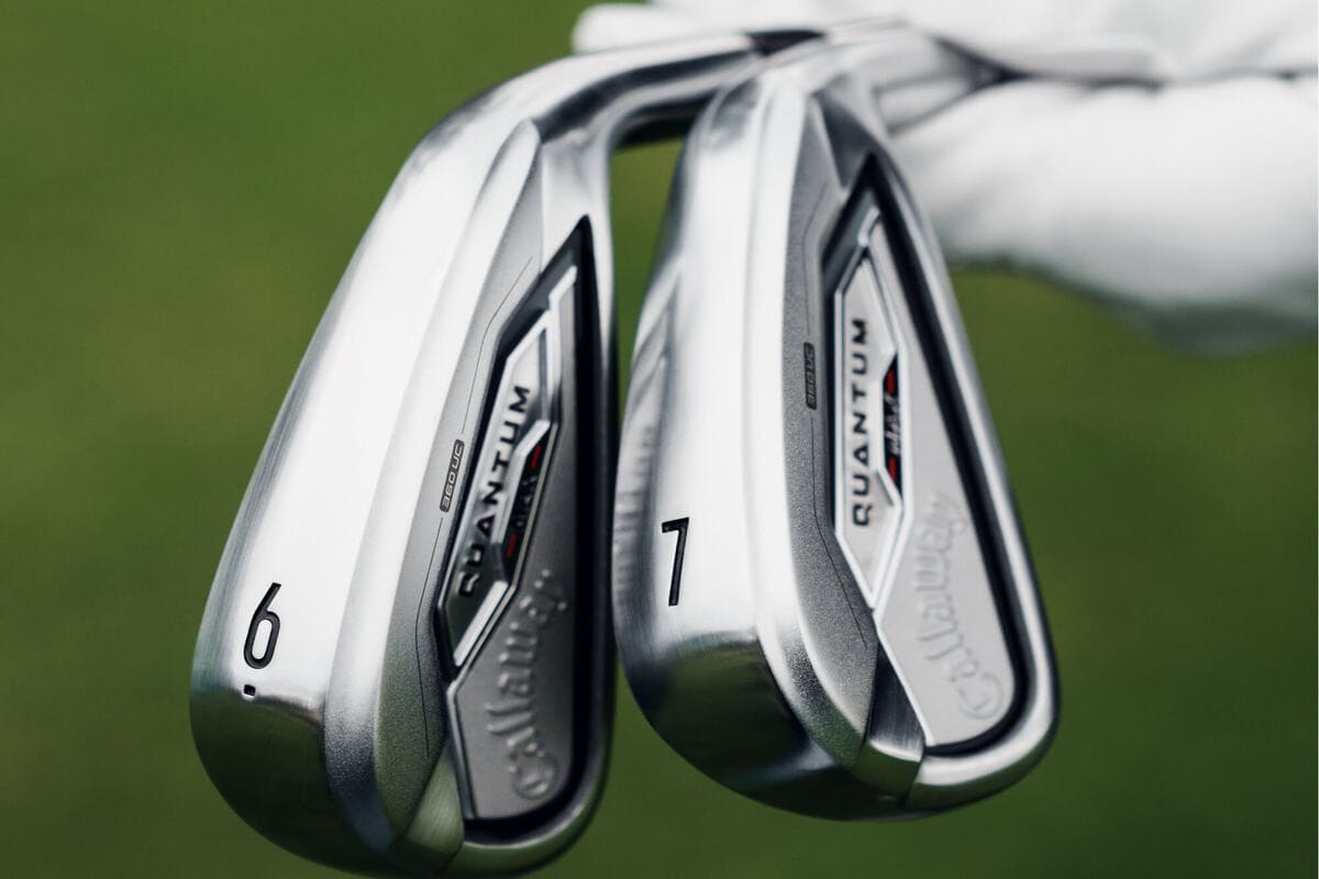 キャロウェイ「クアンタム」アイアンを屋外で構えた際のサイズ感と形状を伝えるライフスタイル画像