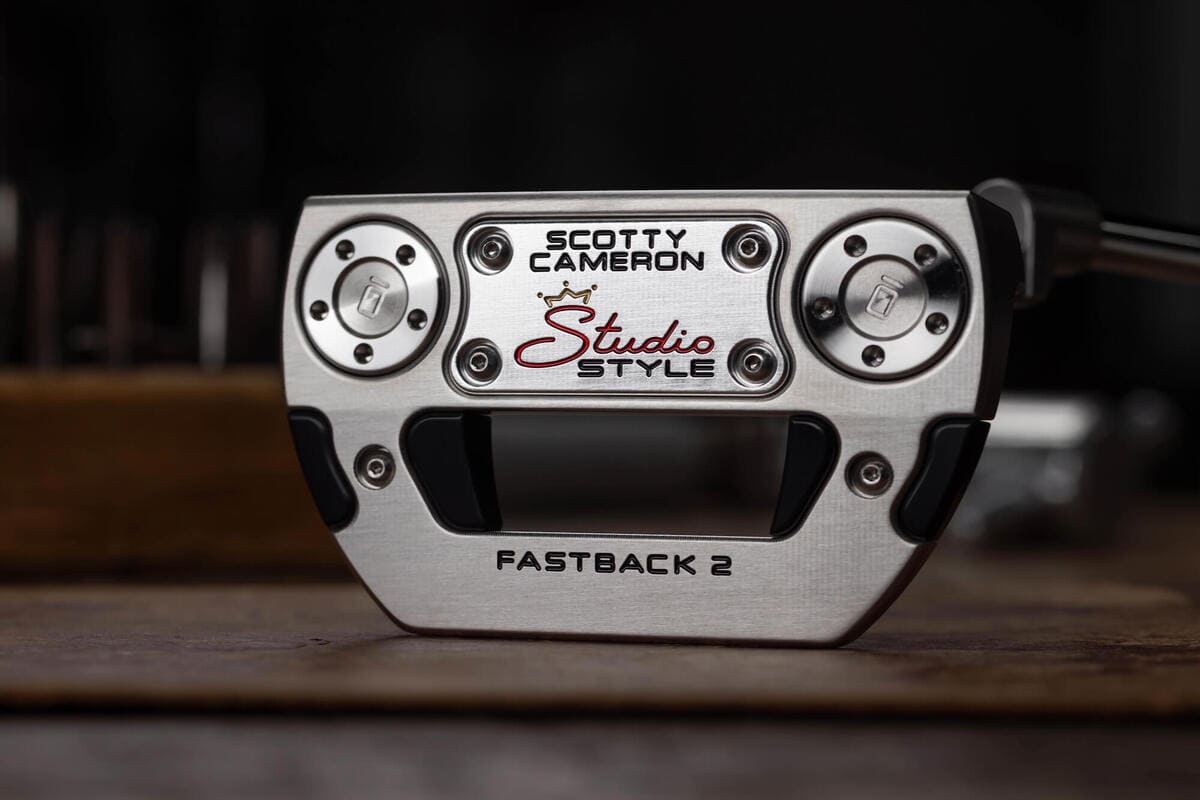 スコッティ・キャメロン「Studio Style FASTBACK 2」パターのソールデザイン。ステンレス削り出し構造とウエイト配置