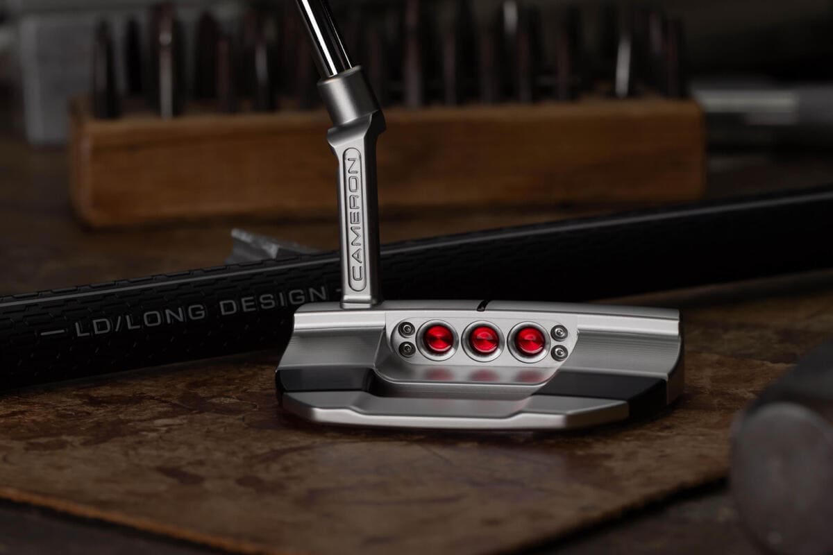 スコッティ・キャメロン「Studio Style」パターのネック形状とアドレス時の見え方。安定感のある構えやすい輪郭