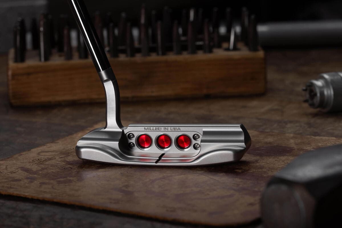スコッティ・キャメロン「Studio Style」パターのバックフェース。円形ウエイトとバランス設計のディテール