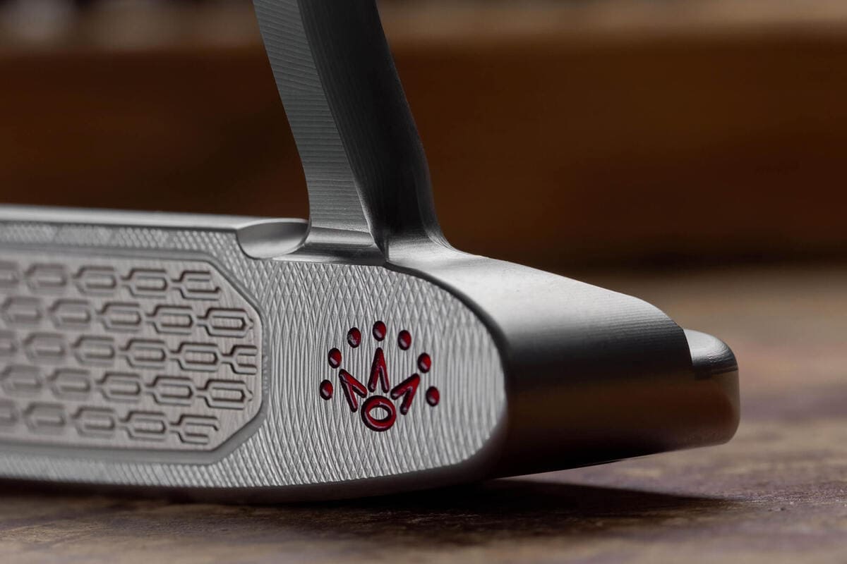 スコッティ・キャメロン「Studio Style」パターのクラウン部分に施された象徴的なロゴと仕上げ