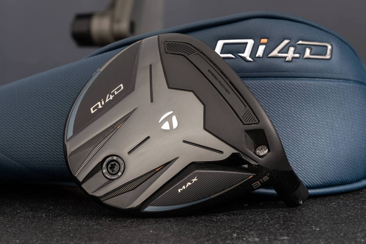 テーラーメイド「Qi4D MAX」フェアウェイウッドをソール側から撮影した写真。寛容性重視のウエイト配置と形状が確認できる