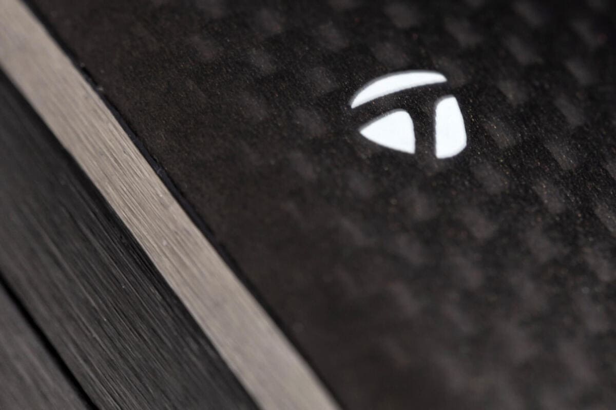 テーラーメイド「Qi4D」フェアウェイウッドのカーボンクラウン表面を拡大した写真。素材の質感とロゴが分かる