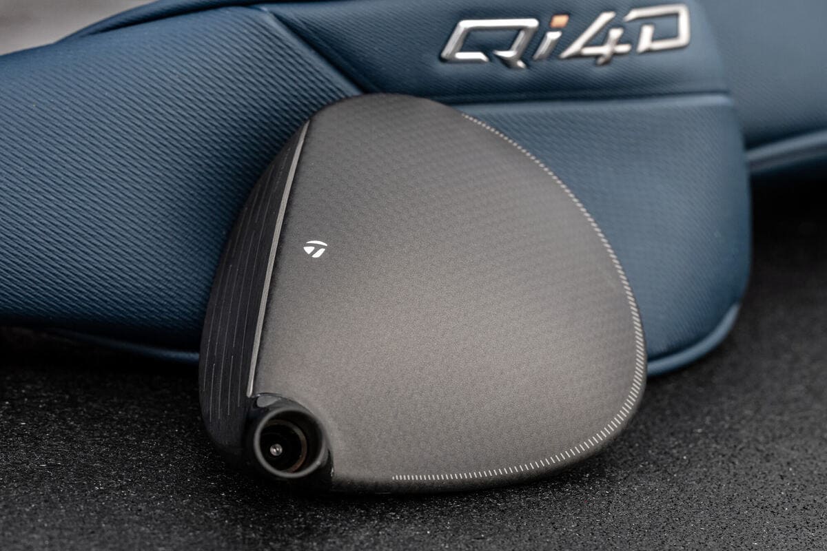 テーラーメイド「Qi4D」フェアウェイウッドを上から見たクラウン形状の写真。アドレス時の投影面積とヘッド後方の輪郭が分かる