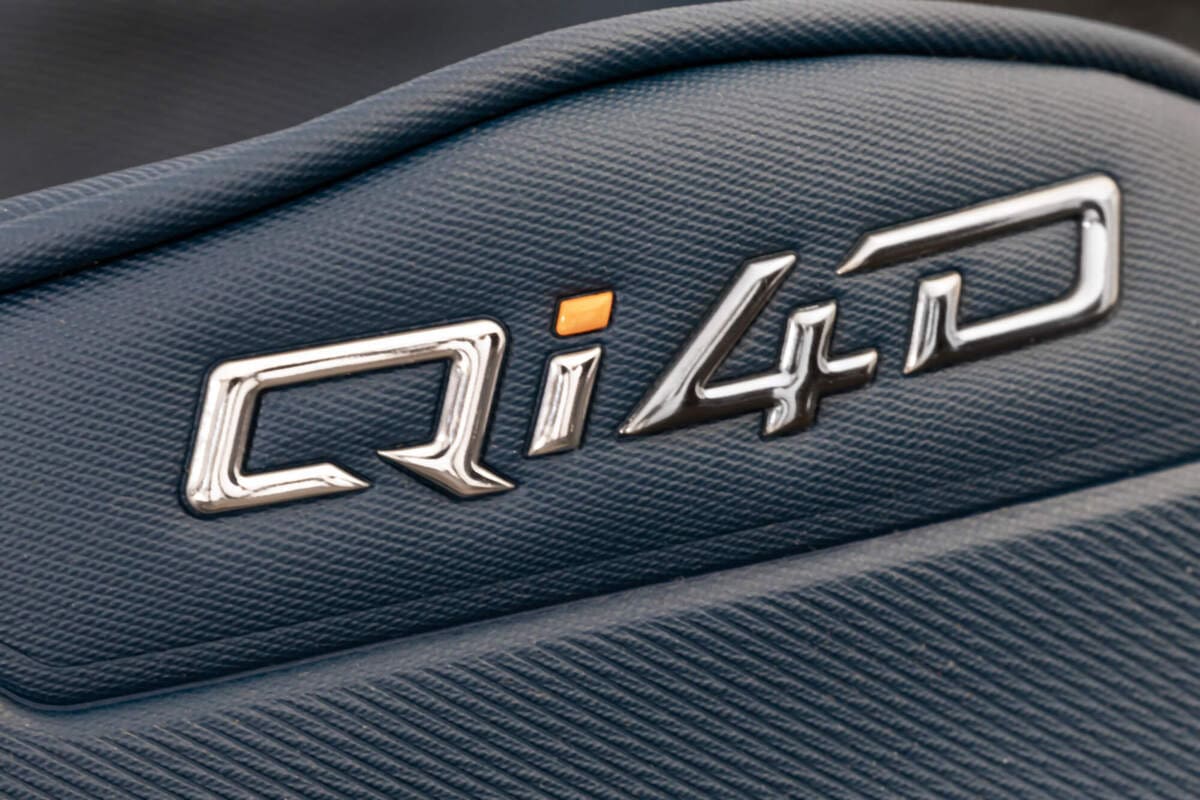 テーラーメイド「Qi4D」フェアウェイウッド用ヘッドカバーに施されたQi4Dロゴのクローズアップ