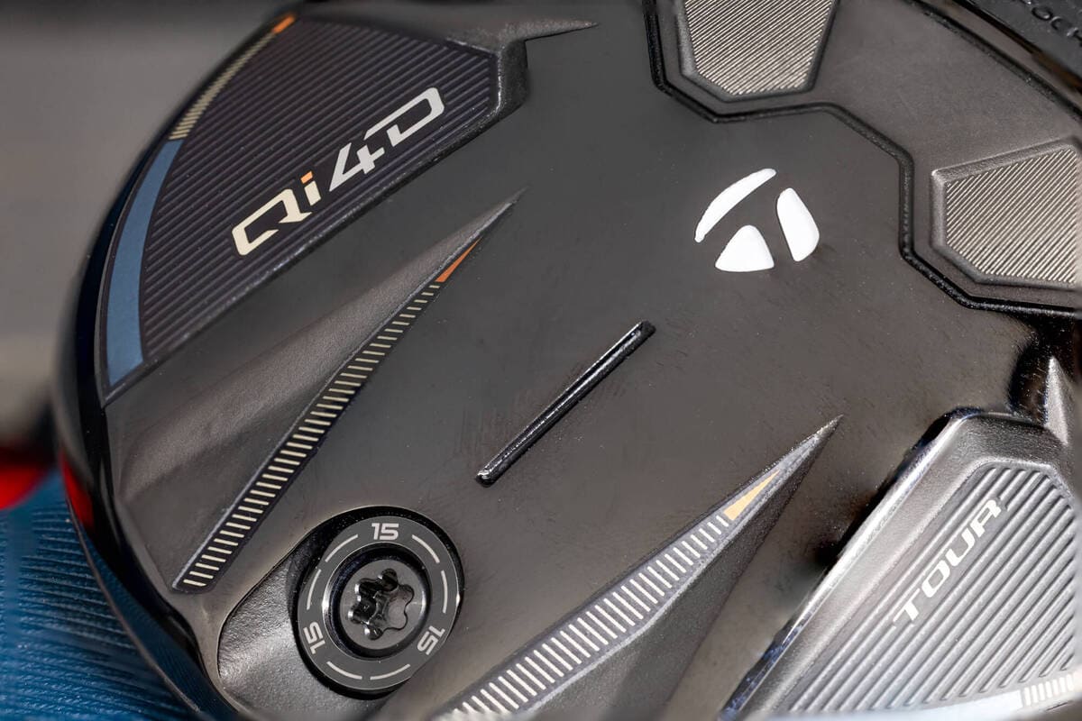 テーラーメイド「Qi4D」ツアーモデルのソールに配置された可変ウエイトとデザインを拡大した写真