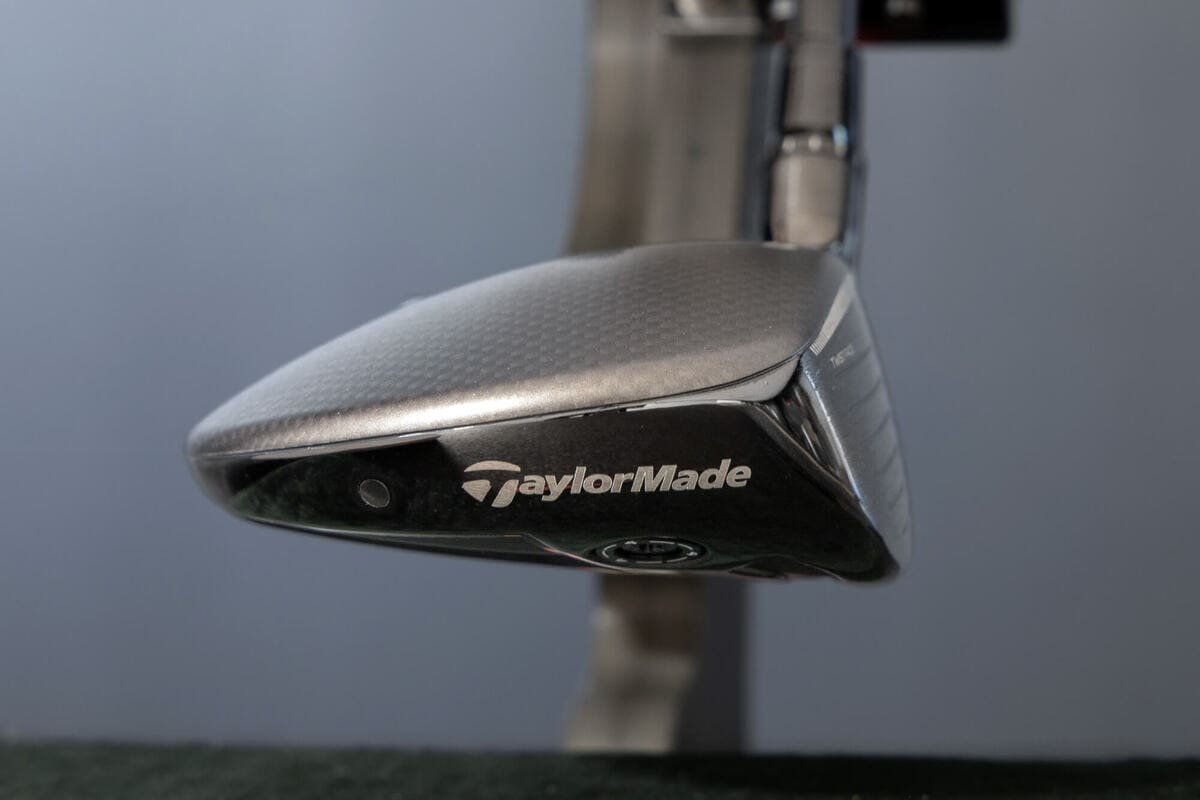 テーラーメイド「Qi4D」フェアウェイウッドをトゥ側から撮影したヘッド形状のクローズアップ。コンパクトな投影面積と輪郭が分かる