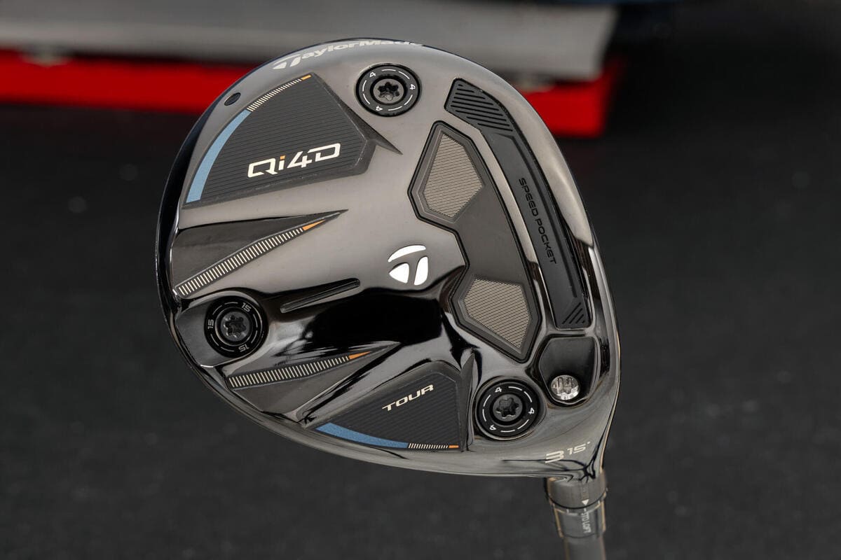 テーラーメイド「Qi4D」ツアーモデルのソールデザインを上から撮影した写真。複数ウエイトと設計の違いが分かる