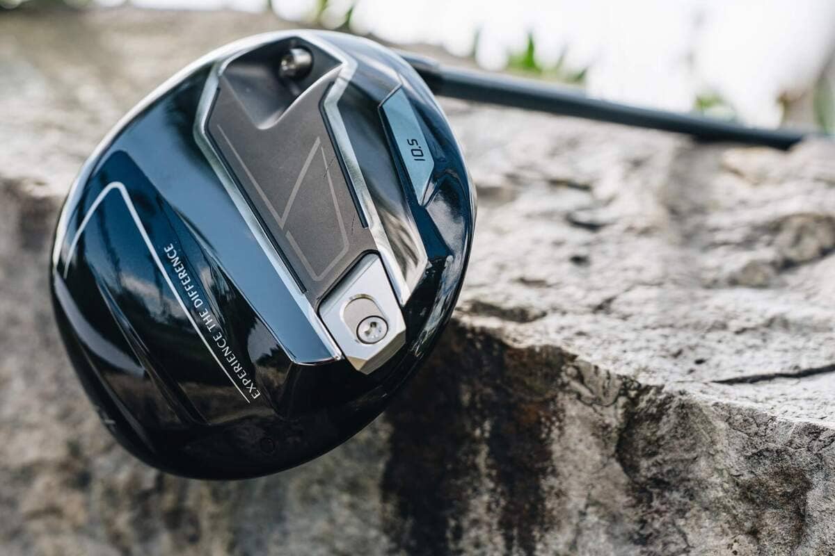 XXIO 14 ドライバーのソール形状。空力性能と重量配分を最適化し、高い初速と方向安定性を追求している。