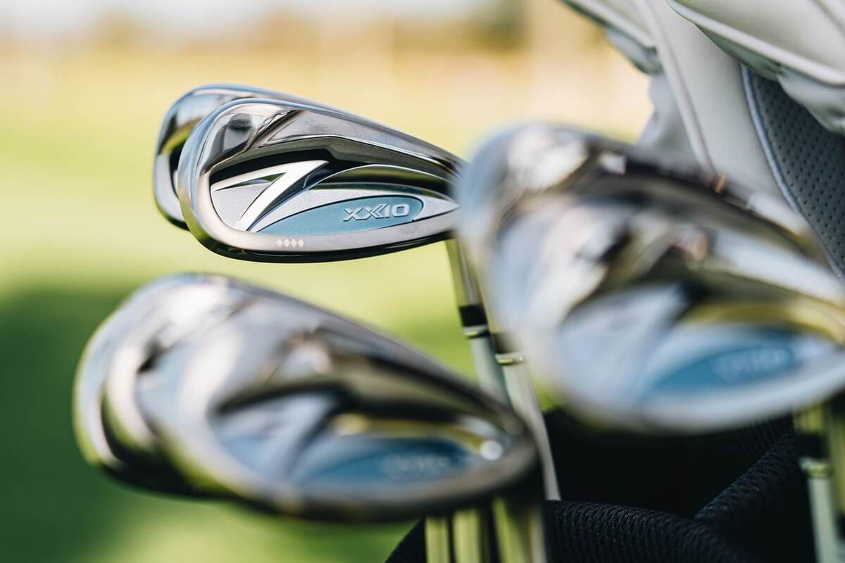 キャディバッグに収まるXXIO 14 アイアン。軽量設計とやさしさを重視したシリーズ共通のデザインが分かる。