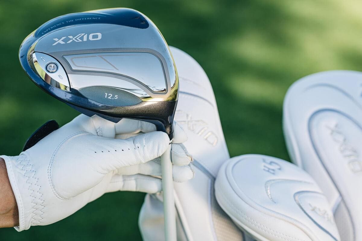 XXIO 14 ドライバーを手に取ったシーン。大きめのヘッド形状と高い寛容性をイメージしやすい。