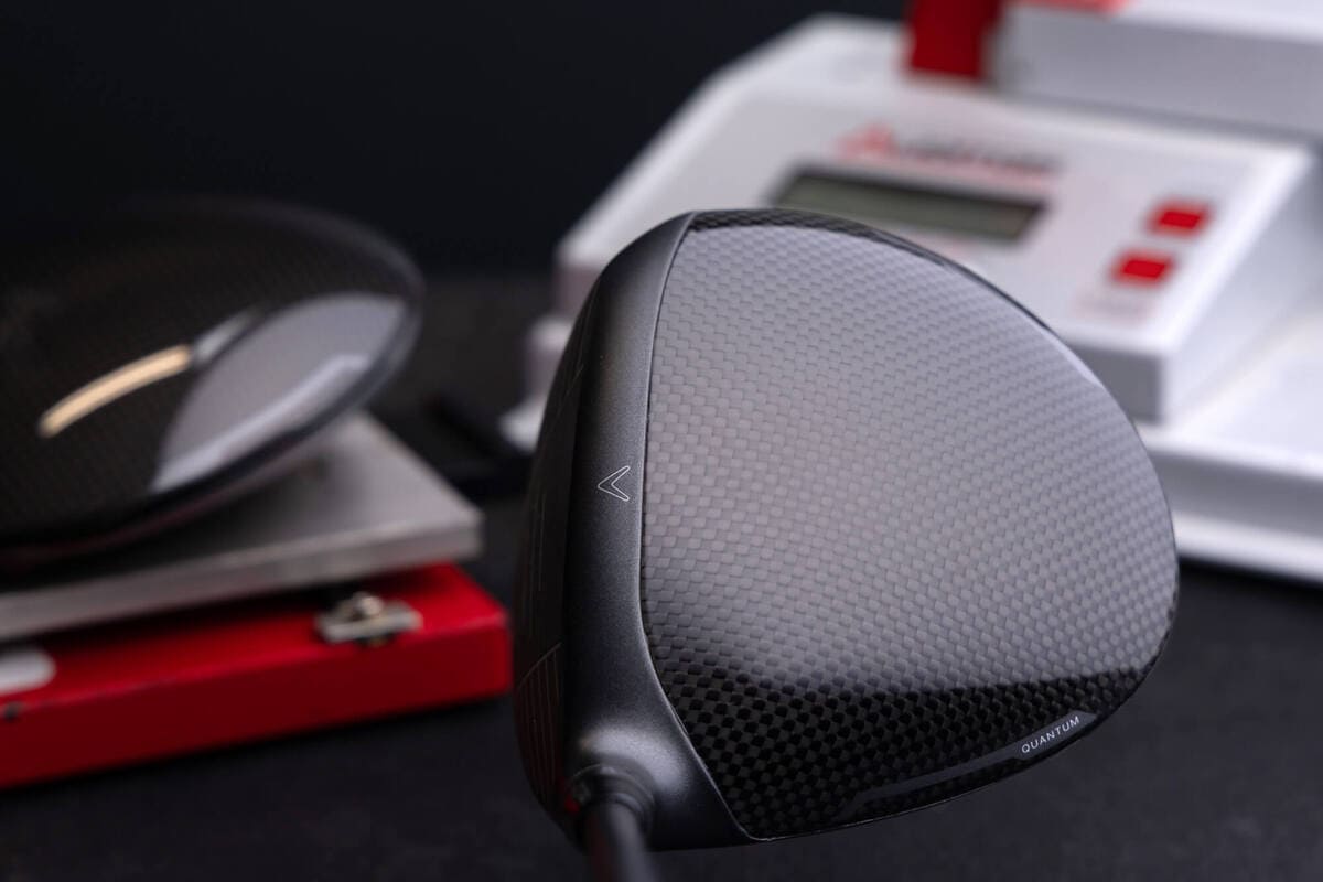 キャロウェイ「QUANTUM」ドライバーのクラウン形状。カーボン素材による投影面積と構えたときの印象がわかる。