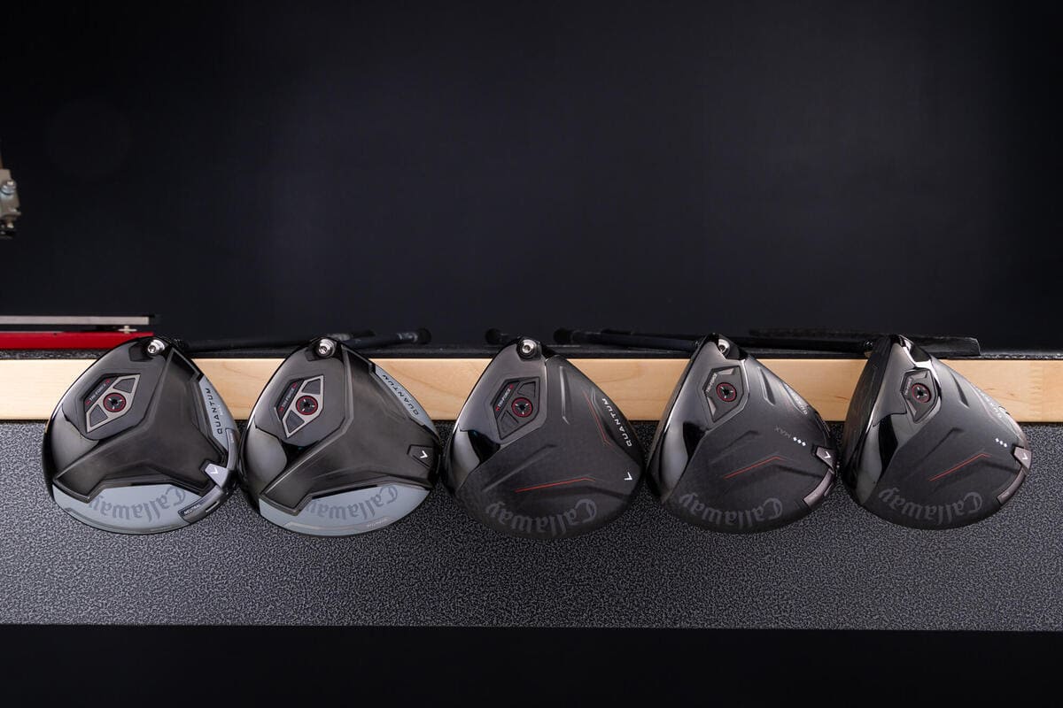 キャロウェイ「QUANTUM」ドライバーシリーズ全モデルを並べたラインアップ写真
