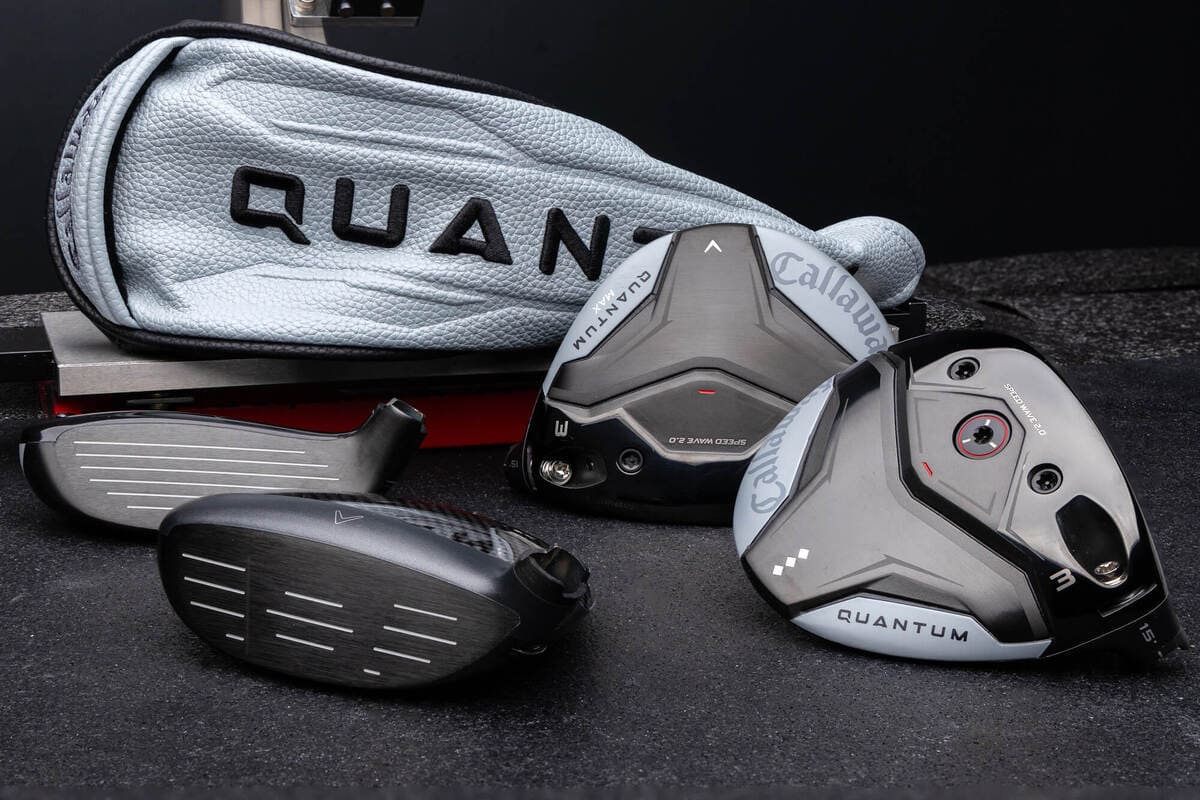 キャロウェイ「QUANTUM」フェアウェイウッドとユーティリティを並べた全体写真。ヘッド形状とシリーズ共通デザインを確認できる