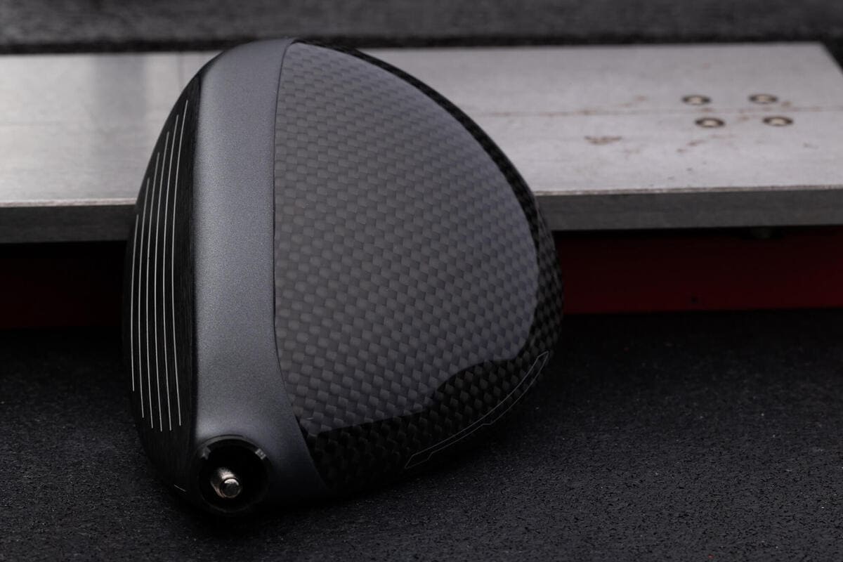 キャロウェイ「QUANTUM」フェアウェイウッドのカーボンクラウン部を拡大した写真。クラウン形状と素材感が分かる