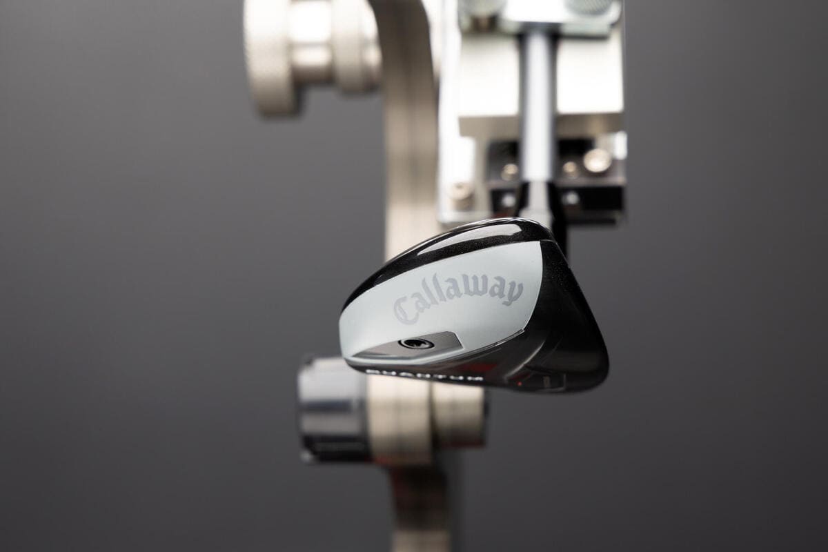キャロウェイ「QUANTUM」ハイブリッドのバックフェースデザインと重心配置を確認できる画像