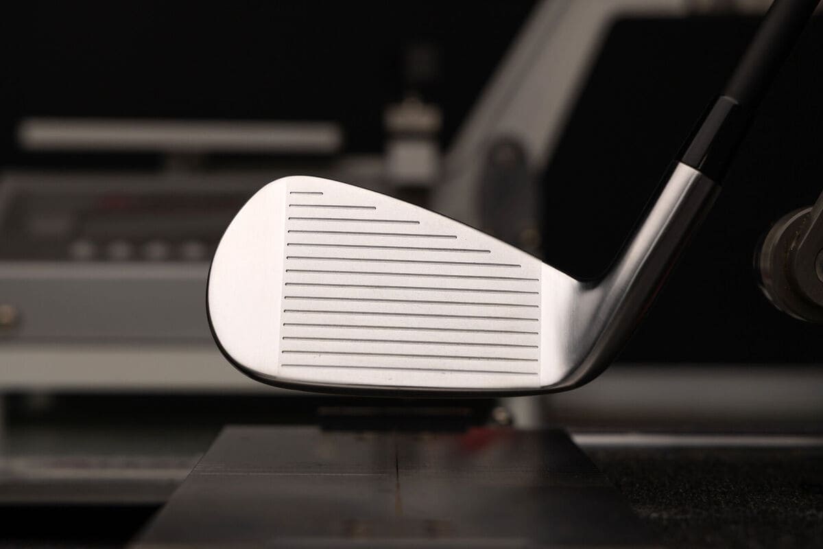 キャロウェイ「クアンタム」アイアンのフェースとトップライン形状を確認できる画像
