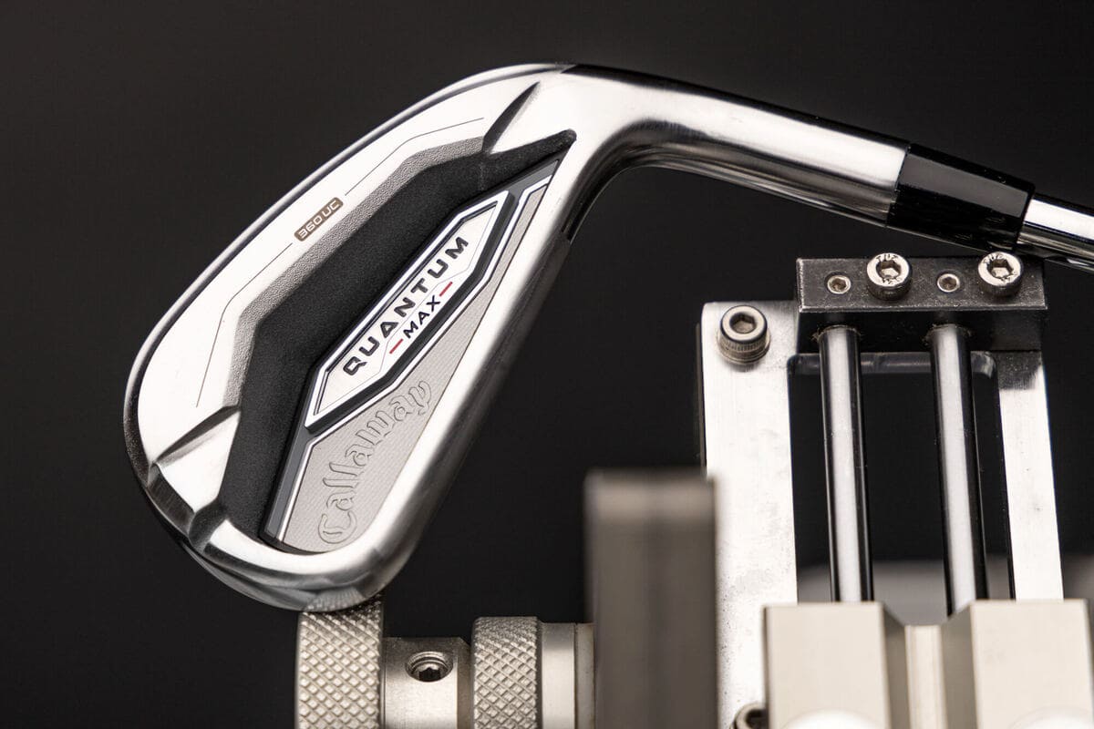 キャロウェイ「クアンタム MAX」アイアンのバックフェースデザインを写した画像