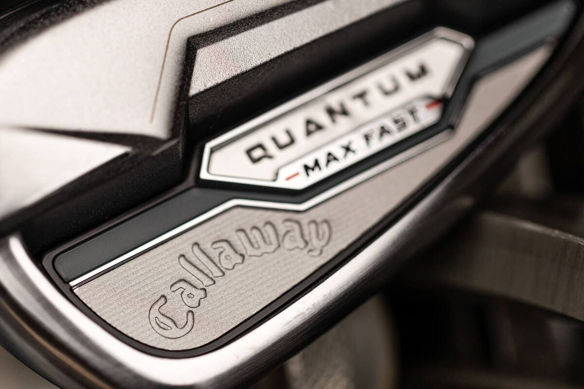 キャロウェイ「クアンタム MAX」アイアンのモデルロゴと仕上げをクローズアップした画像