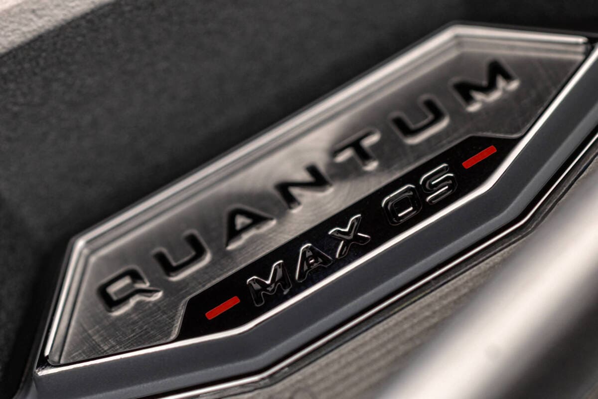 キャロウェイ「クアンタム MAX」アイアン単体のヘッド形状を斜めから撮影した画像